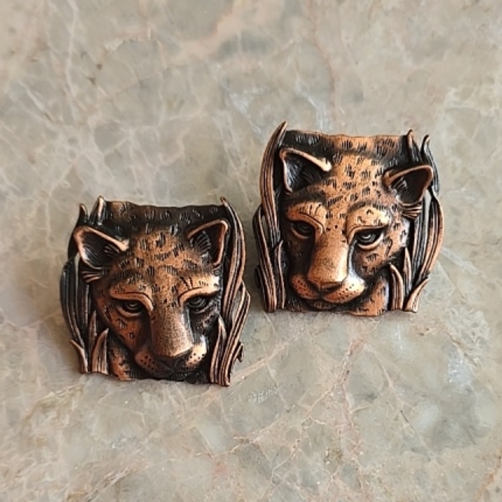 Vtg JJ Jonette jungle cat puma leopard jaguar antiqued golden brass earrings﻿